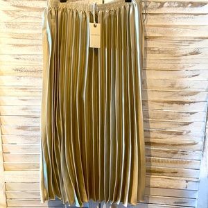 New Lucky Brand gold pleated skirt